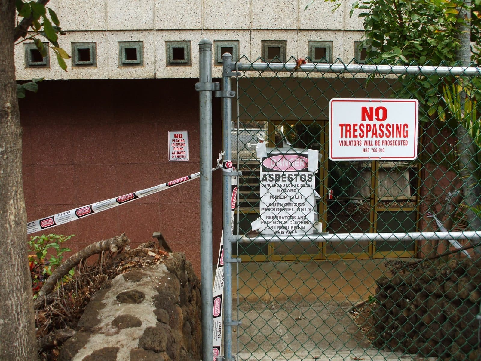 Asbestos abatement containment with polyethylene barriers and negative-air HEPA filtration set up before licensed removal begins (Wikimedia Commons, CC BY-SA 3.0)
